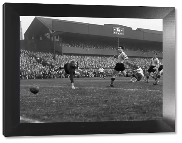 Prestons Tom Finney scores against Manchester City during the 1959  /  60 season