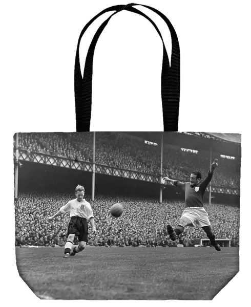 Englands Tom Finney crosses against Portugal in 1951