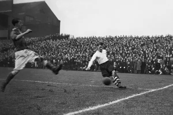 Prestons Tom Finney crosses the ball against Manchester United in 1947