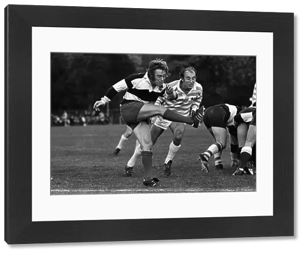 Jan Webster kicks ahead for the Barbarians