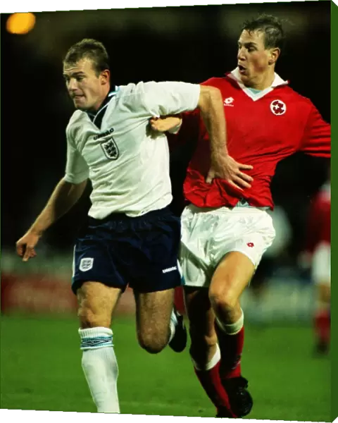 Englands Alan Shearer takes on Switzerland in 1995