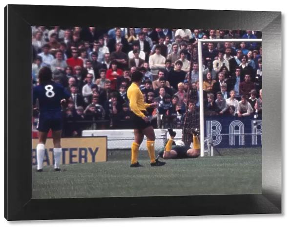 Chelsea score a controversial goal against Ipswich in 1970  /  1