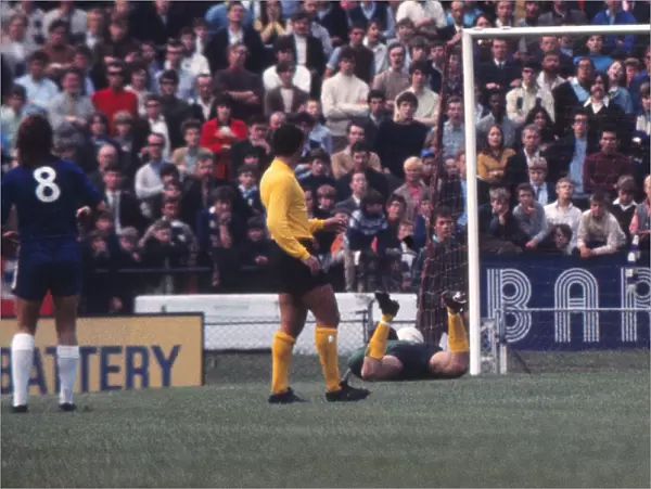Chelsea score a controversial goal against Ipswich in 1970  /  1