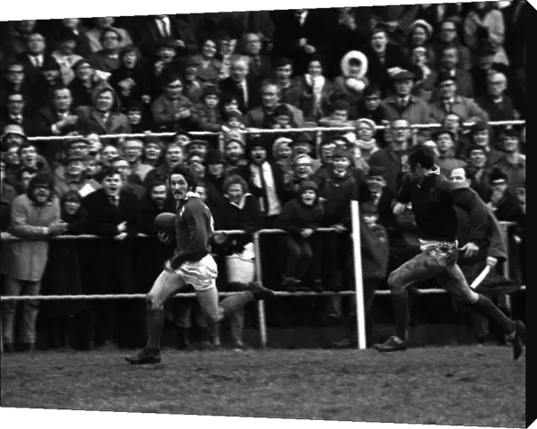 Gerald Davies runs in a try for London Welsh