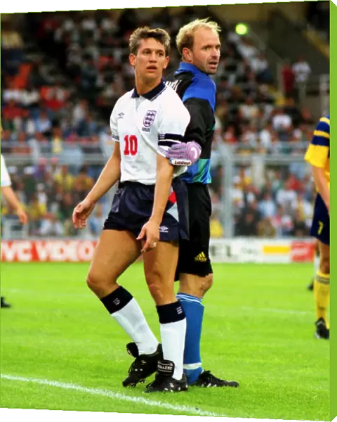 England captain Gary Lineker and Sweden goalkeeper Thomas Ravelli - Euro 92
