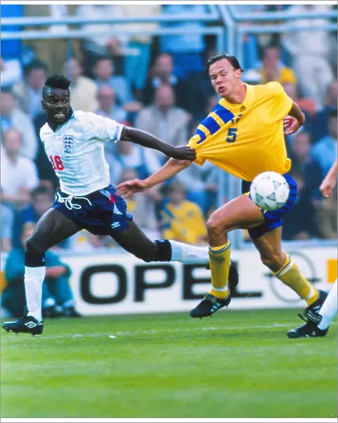 Englands Tony Daley and Swedens Joachim Bjorklund - Euro 92