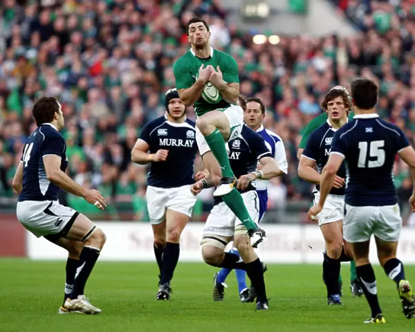 Irelands Rob Kearney catches a high ball against Scotland - 2010 Six Nations