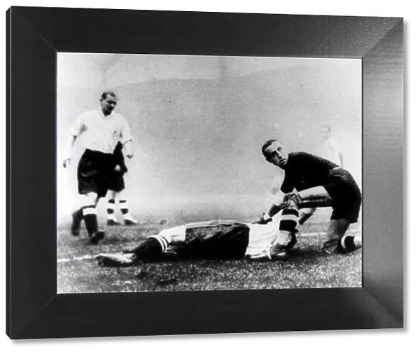 Italian goalkeeper Ceresoli helps fallen English player in the match at Highbury in 1934 +