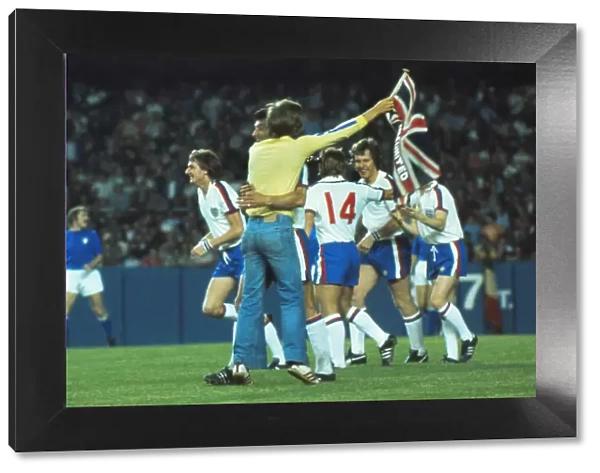 An England fan hugs Dave Clement during the 1976 USA Bicentennial Cup at Yankee Stadium
