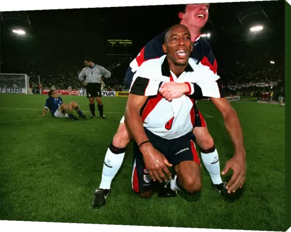 Englands Ian Wright and Robbie Fowler celebrate qualification to the 1998 World Cup