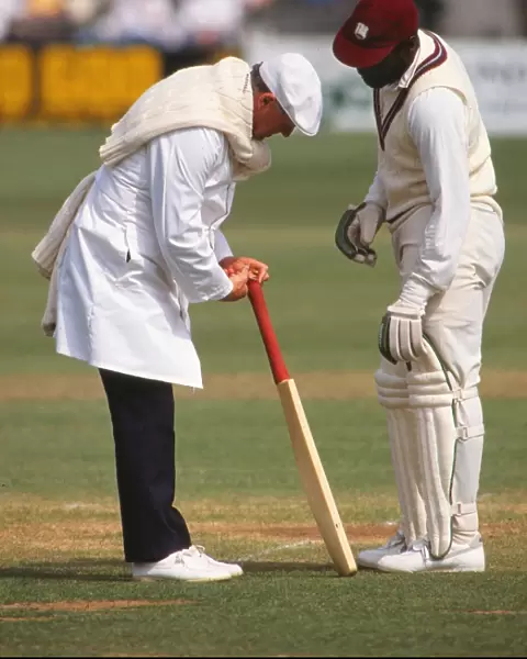 David Shepherd and Viv Richard in 1988