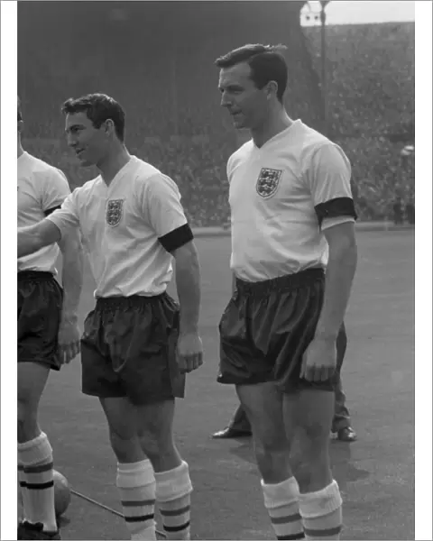Englands Jimmy Greaves and Jimmy Armfield - 1961 Home Championship