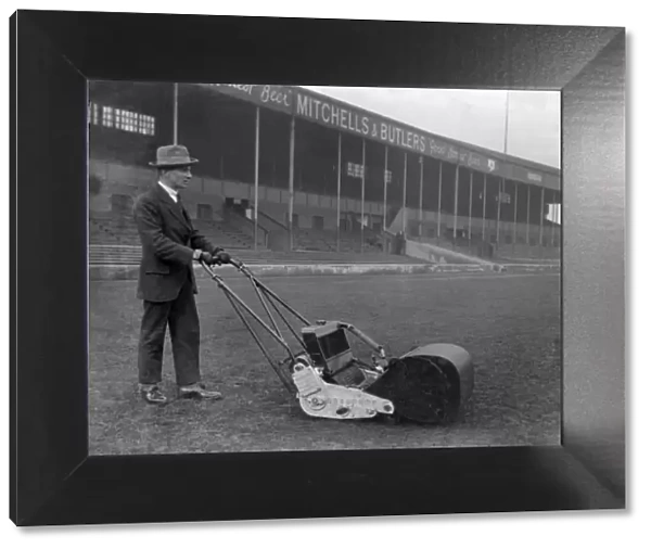West Bromwich Albions groundsman at the Hawthorns in 1925  /  6