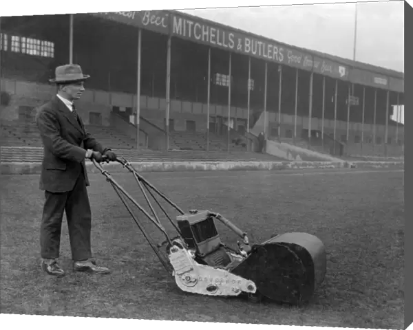 West Bromwich Albions groundsman at the Hawthorns in 1925  /  6