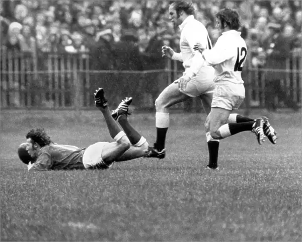 Wales JJ Williams scores against England - 1975 Five Nations