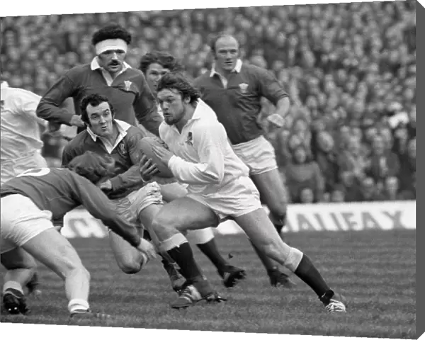 Englands Alastair Hignell runs against Wales - 1976 Five Nations