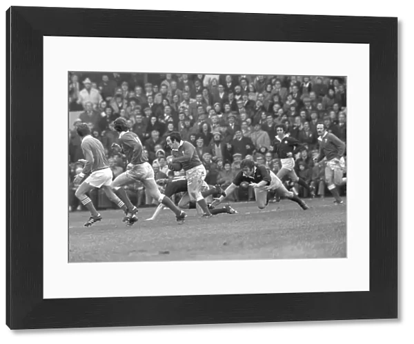 Phil Bennett scores against Scotland - 1977 Five Nations Championship