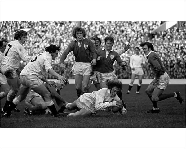 Englands Chris Ralston scores against Ireland - 1972 Five Nations