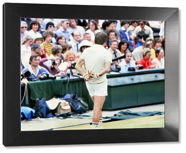Jimmy Connors make a rude gesture behind his back at the 1977 Wimbledon Championships