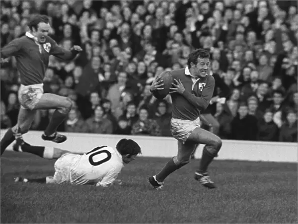 Irelands Kevin Flynn scores against England - 1972 Five Nations