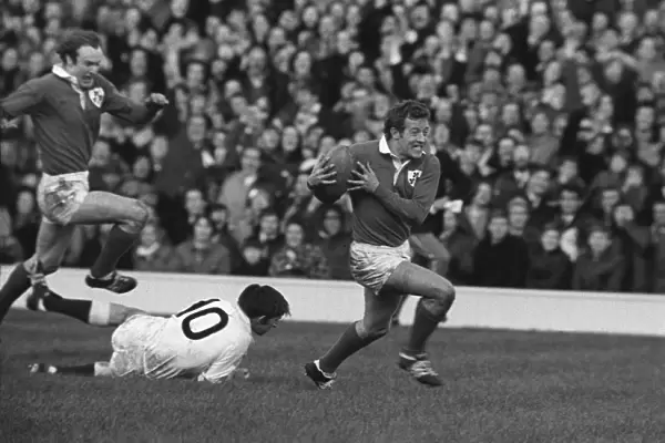 Irelands Kevin Flynn scores against England - 1972 Five Nations