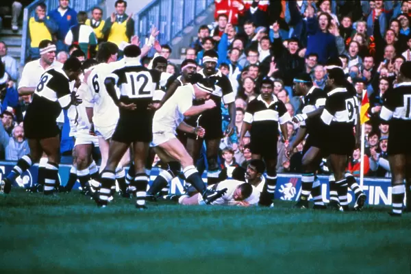 Mark Linnett scores for England against Fiji in 1989