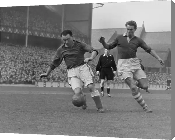 Evertons Peter Farrell and Charltons Hans Jeppson - 1950  /  1 First Division