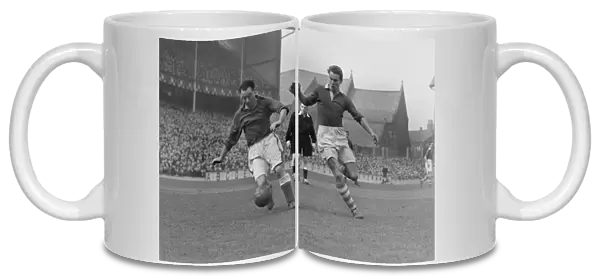 Evertons Peter Farrell and Charltons Hans Jeppson - 1950  /  1 First Division
