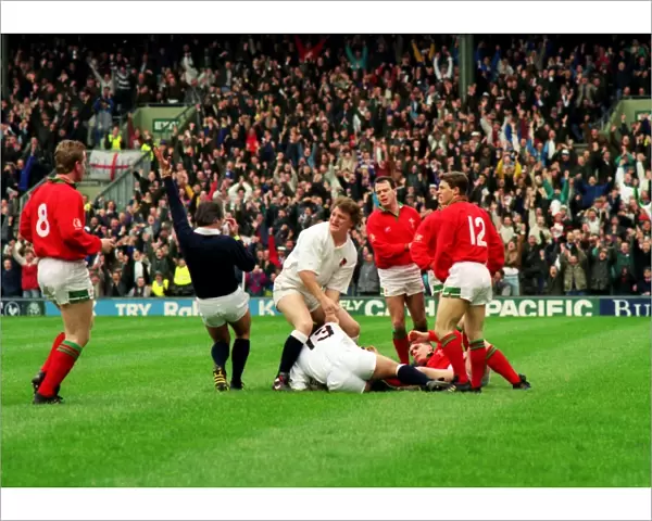 Will Carling scores against Wales - 1992 Five Nations