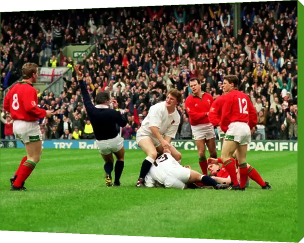 Will Carling scores against Wales - 1992 Five Nations