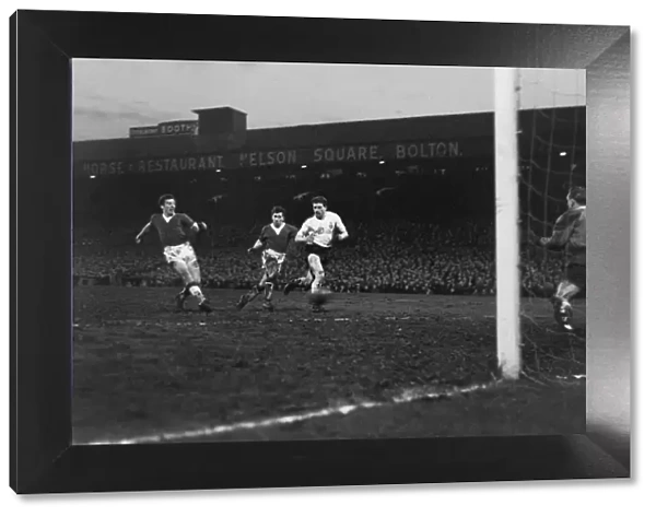 Jimmy Harris scores for Everton in 1958