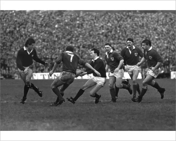Scotlands Keith Robertson passes to John Beattie - 1985 Five Nations