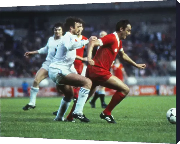 Ray Kennedy on the ball for Liverpool - 1981 European Cup Final