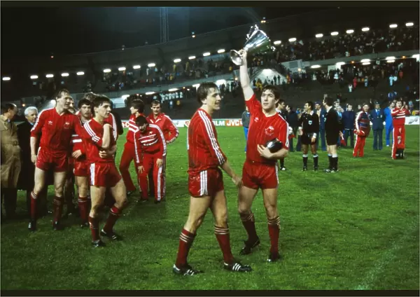 Aberdeens Mark McGhee celebrates with the trophy - 1983 Cup Winners Cup Final