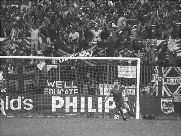 Andy Gray scores for Everton - 1985 Cup Winners Cup Final