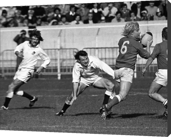 Englands Andy Maxwell tackles Frances Jean-Pierre Rives - 1976 Five Nations