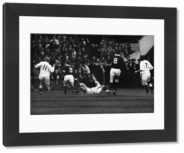 Englands Andy Maxwell scores against Scotland - 1976 Five Nations