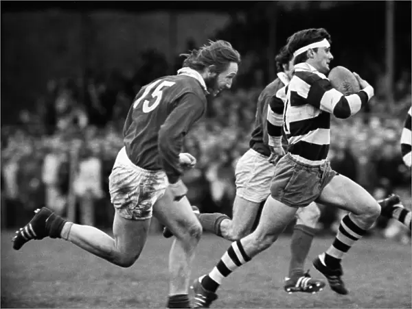 London Welshs JPR Williams chases Bristols Peter Knight