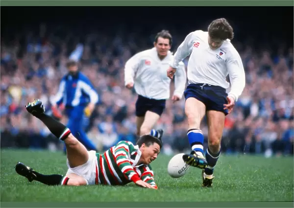 Baths Simon Halliday and Leicesters Rory Underwood - 1989 Pilkington Cup Final