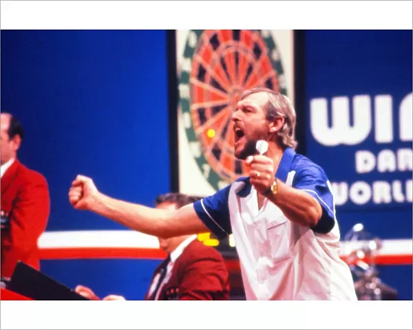 Bob Anderson celebrates victory - 1988 Winmau World Masters