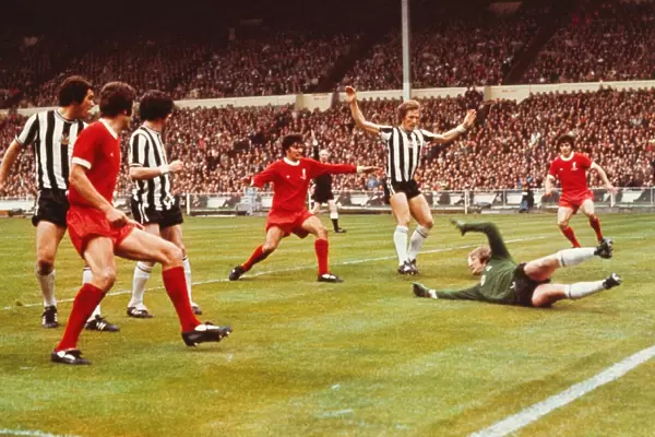 Kevin Keegan scores for Liverpool - 1974 FA Cup Final