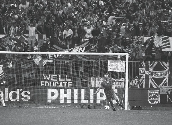 Andy Gray scores for Everton - 1985 Cup Winners Cup Final