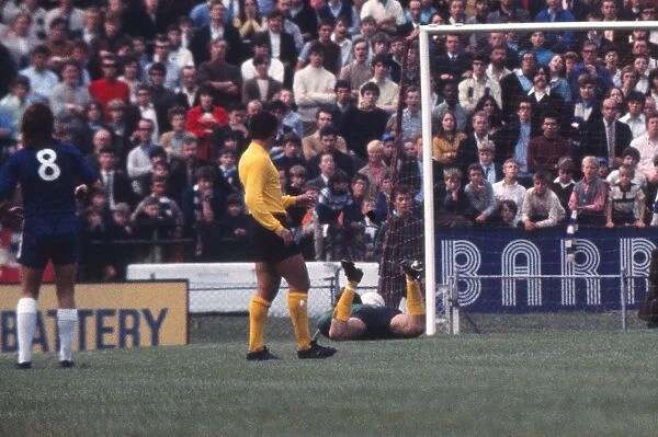 Chelsea score a controversial goal against Ipswich in 1970 / 1