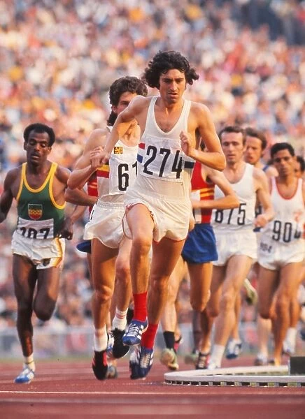 Dave Bedford leads the 10, 000m final at the 1972 Munich Olympics