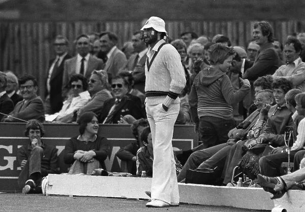 Dennis Lillee entertains the crowd in 1980