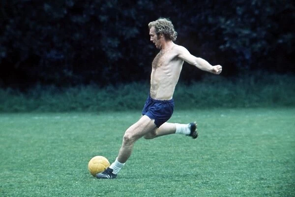 Englands Bobby Moore trains in 1971