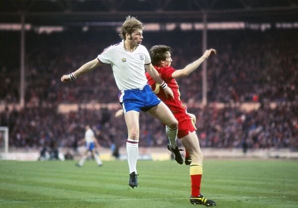Englands Brian Greenhoff and Wales Joey Jones - 1977 British Home Championship