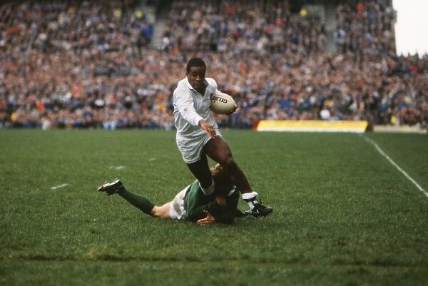 Englands Chris Oti scores against Ireland - 1988 Five Nations