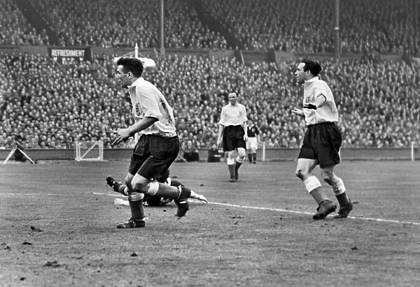 Englands Malcolm Barrass and Alf Ramsey - 1952  /  3 British Home Championship