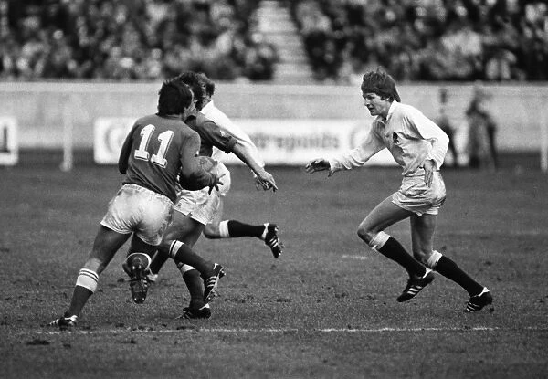 Englands Nick Preston moves in on Frances Jean-Luc Averous - 1980 Five Nations